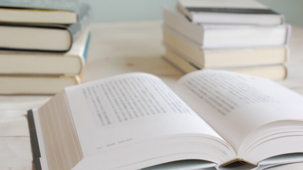 なぜ集中投資家は、チャーリー・マンガーから「思考法」を学ばねばならないのか？　書評：『チャールズ・T・マンガーの金言』